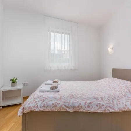 Apartment In Novigrad Mit Terrasse Und Garten *