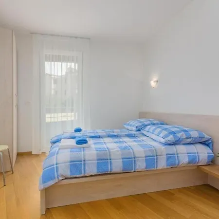Apartment In Novigrad Mit Terrasse Und Garten
