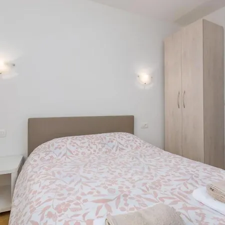 Apartment In Novigrad Mit Terrasse Und Garten *