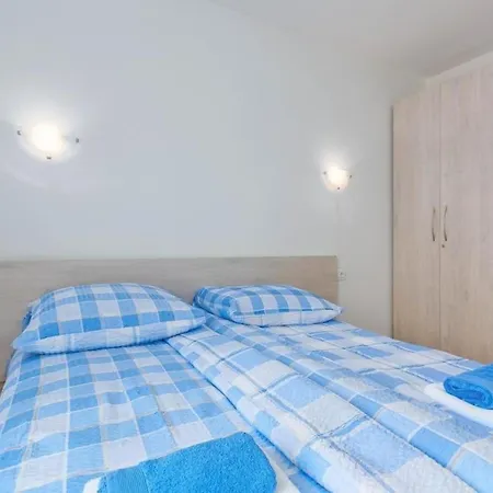 In Novigrad Mit Terrasse Und Garten Apartamento Karpinjan